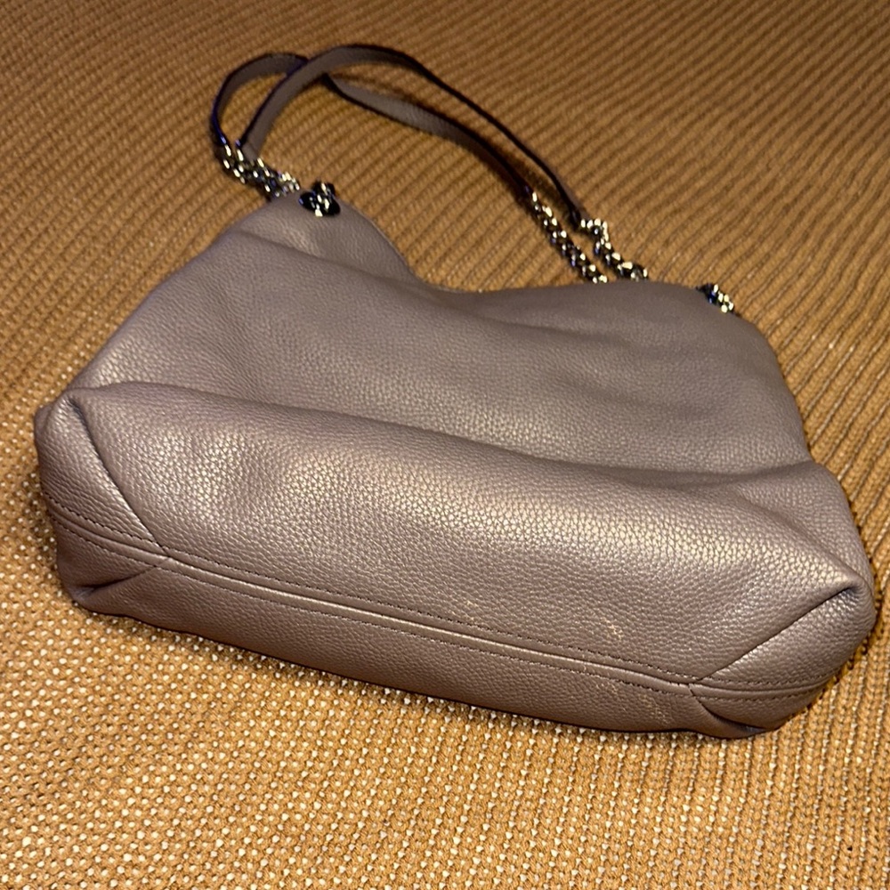 Michael Kors Gray Leather Shoulder Bag with Slouchy Design - Picture 3 of 9